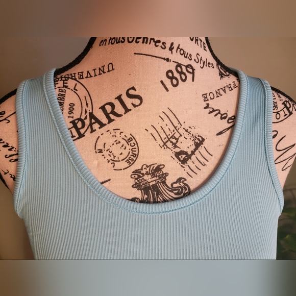 Under Armour Fitted tank in light blue. Small. - Picture 4 of 6